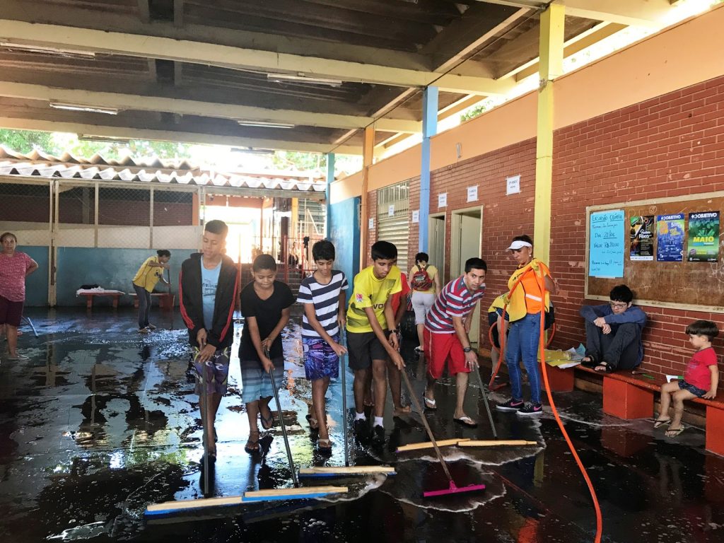Pais, estudantes, professores e igreja se unem para faxina em escola pública na zona norte de Ribeirão Preto, SP
