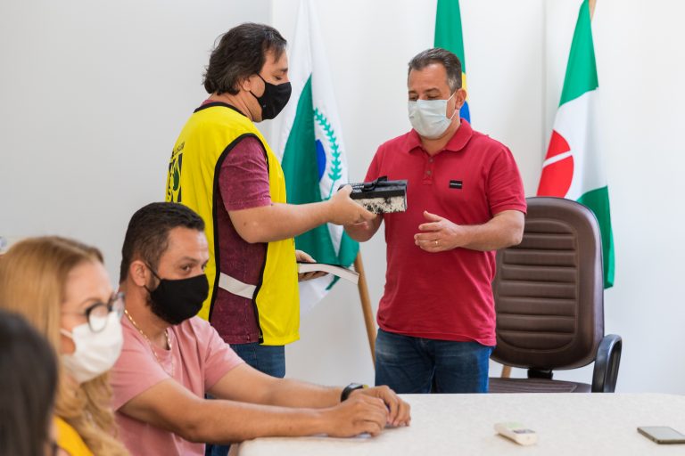 Prefeito Conrado Scheller recebe uma lembrança em outra ação realizada pelo Projeto Mãos que Ajudam