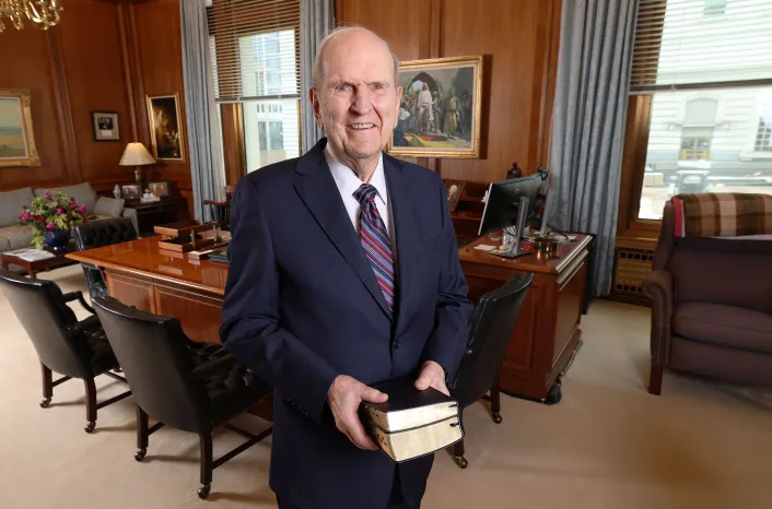 Presidente Russell M. Nelson, de A Igreja de Jesus Cristo dos Santos dos Últimos Dias, posa para uma foto em seu escritório, no Edifício Administrativo da Igreja em Salt Lake City na quarta-feira, 13 de abril de 2022. Jeffrey D. Allred, Deseret News