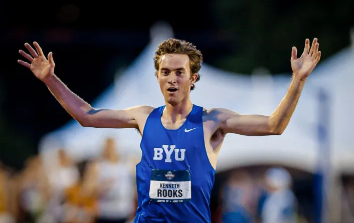 Kenneth Rooks, da BYU, segura seu troféu depois de vencer um campeonato de corrida de obstáculos de 3.000 metros no NCAA Outdoor Track and Field Championships em Austin, Texas, na sexta-feira, 9 de junho. BYU Athletics