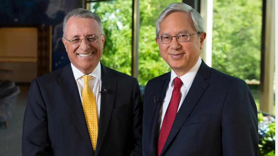 Em 28 de junho de 2018, o élder Gerrit W. Gong, à direita, e o élder Ulisses Soares, à esquerda, sentaram-se por duas horas para falar com a mídia de Utah e nacional sobre como foi atravessar o mundo para compartilhar o amor de Cristo. © 2018 BY INTELLECTUAL RESERVE, INC. ALL RIGHTS RESERVED.