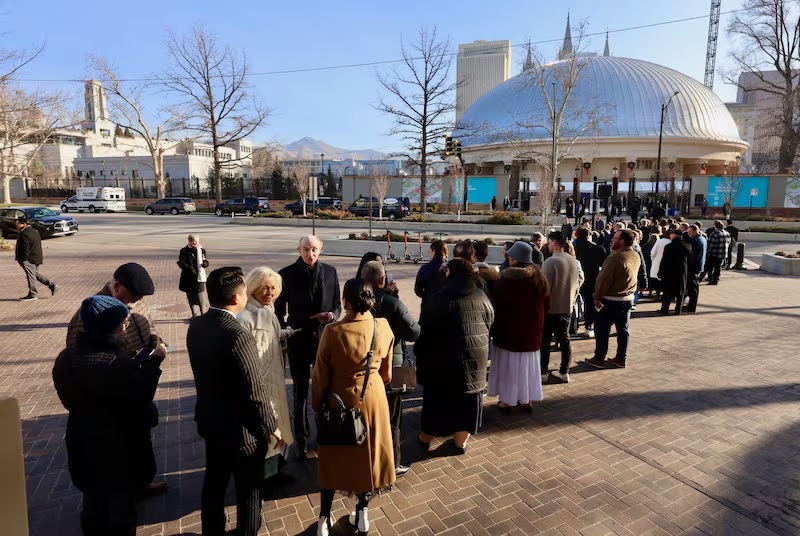 Pessoas esperam em fila pelo funeral do falecido Presidente Jeffrey R. Holland, Presidente do Quórum dos Doze Apóstolos de A Igreja de Jesus Cristo dos Santos dos Últimos Dias, no Tabernáculo de Salt Lake na Praça do Templo, em Salt Lake City, na quarta-feira, 31 de dezembro de 2025. Jeffrey D. Allred, for the Deseret News